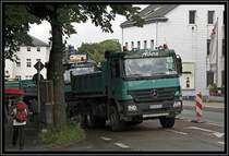 Im Berreich der  Br�uckenkreuzung  in L�denscheid werden die Wasserrohre ausgetauscht. Am Samstag den 11.07.2009 steht dieser ACTROS 2644 von ALBERS Baustoffe&Transport aus Schmallenberg(?) abgestellt.