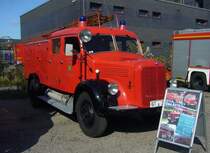 Mercedes Benz TLF15 aus dem Jahr 1955. Auf dem Chassis eines Mercedes Benz 4500 LKW aus dem Jahr 1953 baute die damalige Firma Metz/Karlsruhe im Jahr 1955 dieses TLF15 auf. Angeblich war dieses Fahrzeug dann bis ins Jahr 1996 für die FF Verl/Löschzug Kaunitz im Einsatz. Der Sechszylinderreihendieselmotor mit einem Hubraum von 4580 cm³ leistet mittels eines Turboladers 110 PS. Treffen für Feuerwehr-Oldtimer am 14.09.2024 an der  Alten Dreherei  in Mülheim an der Ruhr.