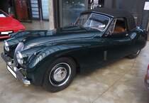 Jaguar XK120 OTS auch Roadster genannt. Die Baureihe XK120 wurde in den Jahren von 1948 bis 1954 gebaut. Das OTS steht für O pen T wo S eater. Im Laufe der Produktionszeit kam noch das Modell FHC und DHC hinzu. Das Auto hat einen Sechszylinderreihenmotor, der aus einem Hubraum von 3442 cm³ bis zu 180 PS leistet. Je nach Achsübersetzung soll die Höchstgeschwindigkeit zwischen 180 km/h und 210 km/h gelegen haben. Classic Remise Düsseldorf am 17.09.2024.