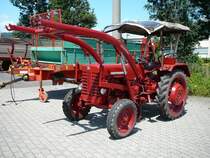 IHC mit Frontlader steht bei einem Landmaschinenh�ndler in Fladungen/Rh�n am 05.07.2009