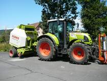Claas Arion 520 mit Ballenpresse Claas Variant 280 gesehen in Fladungen/Rh�n am 05.07.2009