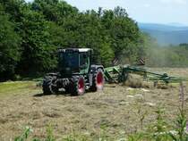 Fendt Xylon mit Schwader bei der Heuernte in der Rhön, gesehen am 05.07.2009 oberhalb von Leubach