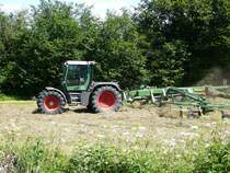 Fendt Xylon mit Schwader bei der Heuernte in der Rhön, gesehen am 05.07.2009 oberhalb von Leubach