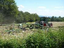 Fendt Xylon mit Schwader bei der Heuernte in der Rhön, gesehen am 05.07.2009 oberhalb von Leubach