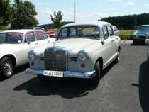 Mercedes Ponton steht auf dem Parkplatz der Sennh�tte, oberhalb von Fladungen, am 05.07.2009