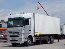 ACTROS-2544 einer Niederbayrischen Spedition beim Absetzen eines Wechselcontainers am Messegel�nde in Ried i.I.; 090710