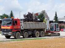 ACTROS4143 wird am Messegl�nde in Ried i.I. mit Aushubmaterial beladen;090710