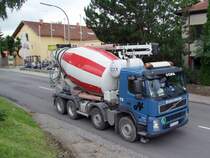 VOLVO-FM400 Betonmischer mit Austragf�rderband unterwegs auf der B143; 090710