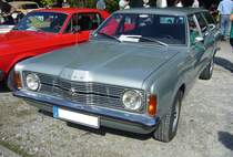 Ford Taunus TC Turnier aus dem Jahr 1973. Der so genannte  Knudsen-Taunus  kam 1970 als zwei- und viertürige Limousine, als zweitüriges Coupe und als Kombimodell namens  Turnier  auf den Markt. Hier konnte ich einen  frühen TC , wie er von 1970 bis 1973 produziert wurde ablichten. Die Baureihe war mit einer breiten Motorenpalette lieferbar, die vom 1.3 Liter-Motor bis zum 2.3 Liter V6-Motor reichte. Das gezeigte Kombimodell ist mit dem 1600´er Motor ausgerüstet. Dieser Vierzylindermotor hat einen Hubraum von 1576 cm³ mit einer Leistung von 72 PS. Oldtimertreffen an der Bleibergquelle Velbert am 22.09.2024.
 