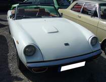 Jensen-Healey Roadster, gebaut von 1972 bis 1976. Dieses Modell sollte die Modellpalette der Marke Jensen nach unten abrunden. Es wurden knapp über 11.000 Autos dieses Typs produziert. Der Vierzylinderreihenmotor stammt aus dem Regal von Lotus, hat einen Hubraum von 1973 cm³ und leistet 144 PS. Der gezeigte Wagen ist im Farbton havanna white lackiert. Oldtimertreffen an der Bleibergquelle Velbert am 22.09.2024.