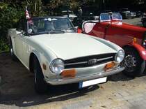 Triumph TR6 im Farbton purewhite, produziert in den Jahren von 1970 bis 1976. Im Jahr 1970 erschien der letzte Abkömmling der klassischen Triumph TR-Baureihe in Form des TR6. Die Karosserie hatte der legendäre Italiener Giovanni Michelotti (*1921 +1980) gezeichnet. Der Sechszylinderreihenmotor des TR6 stammt vom Triumph 2000 und wurde auf 2498 cm³ Hubraum aufgebohrt. Dieser Motor leistet 150 PS und beschleunigt den TR6 auf eine Höchstgeschwindigkeit von 190 km/h. Oldtimertreffen an der Bleibergquelle Velbert am 22.09.2024.