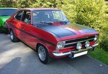 Opel Kadett B Coupe der Modelljahre 1971 bis 1973. Der im damaligen Opel-Werk in Bochum produzierte Kadett B wurde 1965 vorgestellt. Bis zum Modelljahr 1970 wurde die Coupeversion als das sogenannte  Kiemencoupe  ausgeliefert. Ab 1971 erfolgte dann die Modernisierung der Coupe-Karosserie auf die gezeigte Form. Standardmotorisierung für dieses Coupe war ein Vierzylinderreihenmotor mit einem Hubraum von 1196 cm³ und einer Leistung von 60 PS. Die Höchstgeschwindigkeit gab Opel mit 140 km/h an. Aufgrund der recht sportlichen Aufmachung dieses Kadett Coupes, gehe ich davon aus, dass in diesem Fahrzeug ein stärkerer Motor verbaut ist. Im August 1971 kostete ein solches Kadett Coupe im Farbton rallyerot in der Basisversion DM 8625,00. Oldtimertreffen an der Bleibergquelle Velbert am 22.09.2024.