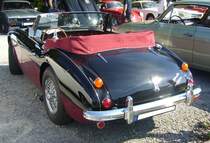 Heckansicht eines Austin Healey 3000 MK III in der Farbkombination black over cherry. Oldtimertreffen an der Bleibergquelle Velbert am 22.09.2024.