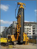 D�sseldorf, U-Bahn-Projekt Wehrhahnlinie, k�nftiger Haltepunkt Kirchplatz, 20.09.2008: Zum Einsetzen von Spundw�nden wurde diese Ramme eingesetzt.