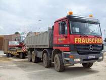 ACTROS4143 transport nach getaner Aushubarbeiten den Bagger auf einem Tiefladeranh�nger ab; 090710 