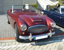 Austin Healey 3000 MK II, produziert in den Jahren von 1961 bis 1964. Der Brite Donald Healey (*1898 +1988) entwickelte dieses Modell, um insbesondere auf dem US-Roadstermarkt, erfolgreich zu sein. Der Ur-Healey wurde bereits 1951 vorgestellt und ging ein Jahr später in den Verkauf. 1968 verließ der letzte Healey die Werkshallen von Abingdon. Der Sechszylinderreihenmotor leistet im gezeigten Fahrzeug serienmäßig 132 PS aus einem Hubraum von 2.912 cm³. Oldtimertreffen an der Bleibergquelle Velbert am 22.09.2024.