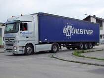 ACTROS-1841 der Fa.Bachleitner rangiert vor den Toren der Molkerei Ried i.I.; 090710