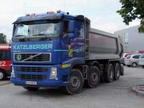 VOLVO-FH480Euro5 bahnt sich seinen Weg durchs Messegel�nde in Ried i.I.; 090710