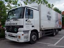 ACTROS-2540 der Brauerei-RIED hat soeben Nachschub zum Feuerwehr Landeswettbewerb2009 herangeschafft; 090711