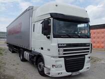 DAF-XF105.460 mit Schwarzm�ller-Mietservice Sattelauflieger nutzt das Messegel�nde in Ried i.I. zur Wochenendruhe;090711