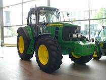 John Deere 6830 steht im John Deere-Forum in Mannheim