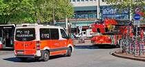 =MB Sprinter als Einsatzleitwagen der Hamburger Feuerwehr auf Einsatzfahrt nahe des Altonaer Bahnhofs, 05-2024