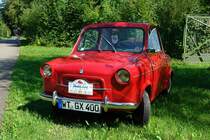 Vespa 400 von Piaggio. Ein kleiner Zweizylinder-Motor mit 393 ccm sitzt unter dem knallroten Blechkleid. 12.8.2007