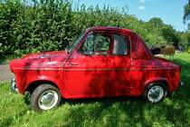 Vespa 400 von Piaggio. Ein kleiner Roter zum Verlieben. Nur sollte man nicht gerade zwei Meter gross sein. Aber bei offenem Verdeck wrde es schon gehen. 23 l gehen brigens in den Benzintank. Der Motor ist ein Zweitakter. 12.8.2007