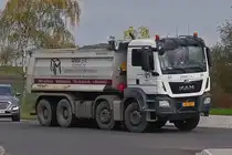 MAN Lkw mit Schotter beladenem Kipper auf dem Weg zu einer Baustelle. 10.2024