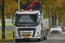 Volvo FM mit Kran und Pritschen Aufbau, eines Dachdeckerbetriebes, gesehen 10.2024.