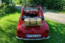 Vespa 400 von Piaggio. Der spezielle Reisekoffer ist mit zwei Lederriemen festgezurrt, die Sonne lacht, dann kann also die Reise im Cabrio losgehen. 50 Jahre sieht man dem Kleinen gar nicht an, oder ? 12.8.2007