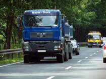MAN TGA Kipphngerzug auf der B 470 kurz vor Weiden.
Aufgenommen am 3.8.2007.