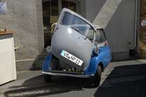 der Besitzer entsteigt seiner BMW Isetta bei den Fladungen Classics 2009