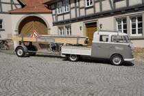 VW T1 der Firma K�MMETH als Doppelkabiner mit kurzer Ladepritsche, der Nachl�ufer tr�gt das Holzger�st, bei den Fladungen Classics 2009