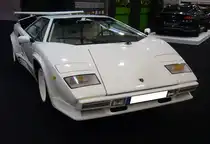 Lamborghini Countach LP5000S QV white & white. Dieser Countach aus dem Jahr 1988 in der so genannten white & white Ausstattung ist eine besonders auffällige und seltene Variante des damaligen Supersportwagens Countach. Mit seiner einzigartigen Kombination aus der weißen Außenfarbe und der weißen Innenausstattung aus Leder, hebt sich dieser Countach besonders von den anderen Sportwagen jener Zeit ab. Das Auto war ein Symbol für Luxus und Exklusivität der 1980´er Jahre. Dieser 5000S QV hat einen V12-Motor mit einem Hubraum von 5167 cm³ und leistet 455 PS. Von dem fast 300 km/h schnellen Modell wurden lediglich 610 Stück (alle 5000S QV zusammen gerechnet) gebaut. Essen Motor Show am 04.12.2024.