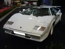 Lamborghini Countach LP5000S QV white & white. Dieser Countach aus dem Jahr 1988 in der so genannten white & white Ausstattung ist eine besonders auffällige und seltene Variante des damaligen Supersportwagens Countach. Mit seiner einzigartigen Kombination aus der weißen Außenfarbe und der weißen Innenausstattung aus Leder, hebt sich dieser Countach besonders von den anderen Sportwagen jener Zeit ab. Das Auto war ein Symbol für Luxus und Exklusivität der 1980´er Jahre. Dieser 5000S QV hat einen V12-Motor mit einem Hubraum von 5167 cm³ und leistet 455 PS. Von dem fast 300 km/h schnellen Modell wurden lediglich 610 Stück (alle 5000S QV zusammen gerechnet) gebaut. Essen Motor Show am 04.12.2024.