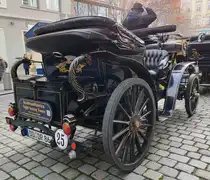 =Stadtrundfahrtkutsche steht bereit zur Teilnahme am Stollenfestzug in Dresden, 12-2024