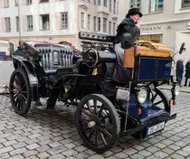 =Stadtrundfahrtkutsche steht bereit zur Teilnahme am Stollenfestzug in Dresden, 12-2024