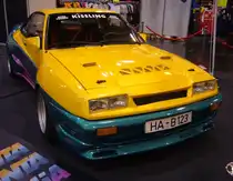 Opel Manta B. Das originale Auto aus dem Film Manta, Manta! Dieses Auto ist das erst gebaute Extrem-Breitbau-Exemplar, welcher ursprünglich im Besitz des Opel-Tuners Peter Mattig war. Der Wagen wurde 1991 für die Dreharbeiten zum Kult-Klassiker  Manta, Manta  mit Til Schweiger und Tina Ruland an die Produktionsfirma ausgeliehen. Der Film wurde damals von1,2 Millionen Menschen im Kino angesehen. Bei der Erstausstrahlung im TV saßen 11 Millionen Menschen vor dem Bildschirm! Dieses Auto war das einzige, der drei originalen Filmautos, das vor den Dreharbeiten aufgebaut wurde. Der gezeigte Manta unterscheidet sich von den beiden anderen Filmautos durch ein Stahlschiebedach. Der  Mattig-Manta  durfte laut Ausleihvertrag auch nicht für Stuntfahrten genutzt werden. Heute ist das Auto bei einem Manta-Enthusiasten in Dänemark zu Hause. Essen Motor Show am 04.12.2024.