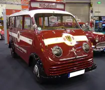 DKW Schnell-Laster 3=6 in der Ausführung  Bus  als Traditionsfahrzeug des AvD. Die Karosserieversion Bus war von 1955 bis 1960 im Verkaufsprogramm der DKW Auto Union, während die Karosserievarianten Kastenwagen und Pritschenwagen bis 1962 verkauft wurden. Ein solcher Bus kostete während seiner Bauzeit durchgängig DM 8.000,00. Angetrieben wird der 3=6 von einem Dreizylinderreihenzweitaktmotor mit einem Hubraum 896 cm³ und einer Leistung von 32 PS. Mit dieser Motorleistung war der Kleinbus in der Lage mit maximal 90 km/h liegen gebliebenen Fahrern und Fahrerinnen zur Hilfe zu eilen. Essen Motor Show am 04.12.2024.