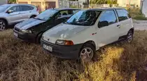 Zweimal dreitürer Fiat Punto aus der ersten Generation. Anscheinend auf Lieferwagen umgebaut. Das Foto habe ich in August, 2024 gemacht.