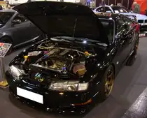 Nissan Silvia der Baureihe S14. Bei uns in Europa war die  Silvia-Baureihe  besser unter der Bezeichnung 200SX bekannt. Produziert wurde diese Baureihe von 1993 bis 1999. Ein richtiger Verkaufsschlager wurde das Modell aber nie. Der geneigte Kunde konnte auf dem europäischen Markt zwischen zwei Motorisierungen wählen: Der Vierzylinderreihenmotor mit einem Hubraum von 1998 cm³ leistet 160 PS bzw. mit Turboaufladung, je nach Modelljahr zwischen 220 PS und 240 PS. Essen Motor Show am 04.12.2024.
