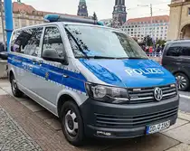=VW T6 der sächsischen LaPo steht anl. des Stollenfestzuges zur Verkehrslenkung in Dresden, 12-2024
