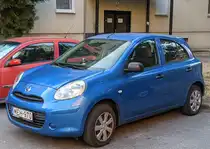 Blauer Nissan Micra K13. Foto: August, 2024.