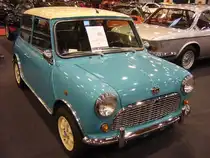 Hier konnte ich einen Mini MPI ( M ulti P oint I njection) ablichten, wie er bis in Jahr 2000 gebaut wurde. Während seiner Restaurierung wurde das Auto allerdings etwas auf  älter  getrimmt. Dieses kann man zum Beispiel an den Heckleuchten aus den früheren Modellreihen erkennen. Für Vortrieb sorgt ein Vierzylinderreihenmotor mit einem Hubraum 1275 cm³ und einer Leistung von 63 PS. Essen Motor Show am 04.12.2024.