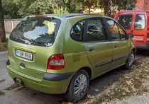 Rückansicht: Renault Scenic (erste Generation Facelift) in der Farbe  Absinthe , gesehen in August, 2024