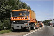 Am 16.07.2009 sollten Geh�lzr�ckschnittarbeiten durchgef�hrt werden. Ein Motorplatzer inklusive �lspur unterbrach die Arbeiten. Im Bild der Actros 1831 mit Buschholzhacker.