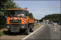 MAN 19.364 im Sonnenlicht des 16.07.2009. Im Hintergrund die Absperrtafel und ein Streifenwagen der Autobahnpolizei L�denscheid.