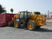 04.07.09,JCB-Teleskoplader in El Castillo de la Caleta de Fuste auf Fuerteventura.