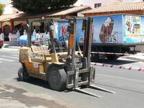 30.06.09,CAT-Gabelstapler in El Castillo de la Caleta de Fuste auf Fuerteventura.